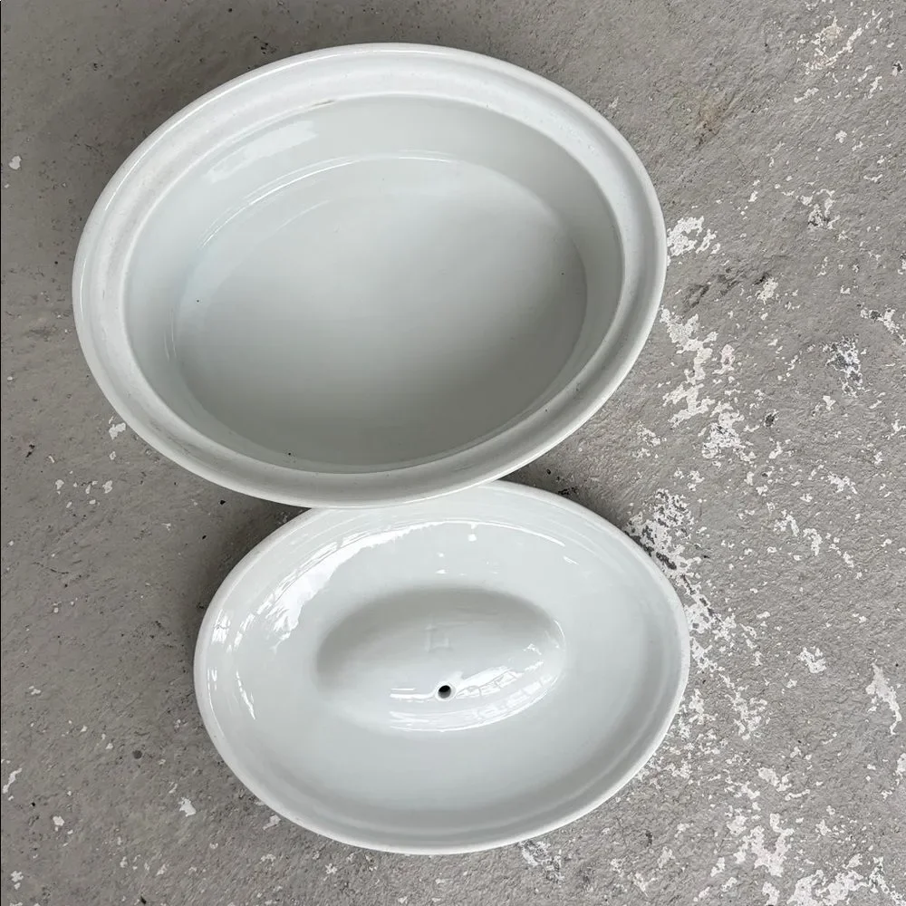 Porcelaine de Paris casserole dish